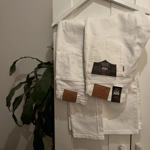 Levis ribcage - Levis ribcage vita. De högra: 26/26. 500:- De vänstra: 25/28, har dessvärre en liten fläck vid ankeln därav billigare 300:-