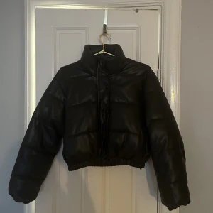 Zara skinn dunjacka ✨ - Zara skinn dunjacka inköpt 2021. Sparsamt använt 😊 jag kan stå för frakten på denna vara. 