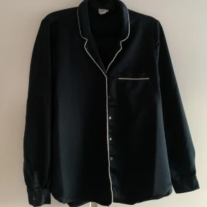 Marinblå pyjamasskjorta - En marinblå pyjamasskjorta med vita detaljer. Storlek small