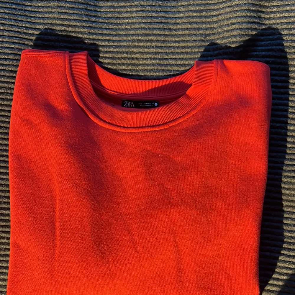 Säljer denna röda tröja då den inte kommer till användning. Använd endast 2 gånger så  väldigt bra skick! Köparen står för frakt.. Hoodies.