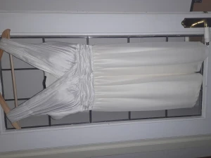 Vit/beige klänning  - Hej  Säljer min fina konfirmations klänning jag hade för några år sen, storlek S/M skulle jag tro,lappen är borta,jag har sytt in klänningen som ni ser för den skulle passa mig,men man kan ta upp stygnen,finns i eslöv att hämta,kan med skickas, frakt tk