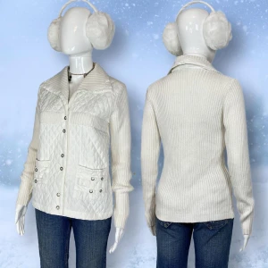 Långärmad Vintertröja - Bratz Y2K liknande överdel med knappar. Vest material med tjockare, varmare material runt ärmarna och på baksidan.  ⚠️MÅTT: Armhåla till armhåla 49cm, Ärmlängd 60cm, Axel till axel 42cm & Midjebredd 48cm