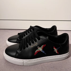 Axel Arigato sneakers - Axel Arigato skor i storlek 37,5. Köpta för 2199kr men säljer för 999kr! Säljer dom eftersom jag knappt använt dom. Pris kan diskuteras!🤩🥰