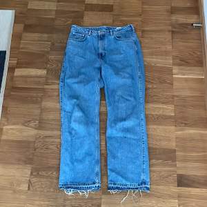 Ett par weekday jeans med modellen Row. Jag har sprättat upp sömmarna längst ner så byxorna är lite längre och lite bredare.