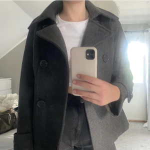 Grå Kappa  - Säljer min grå kappa från h&m i storlek 38! Är i mycket bra skick! Säljer för 600kr! Säljer pga kommer ej till användning ❤️❤️