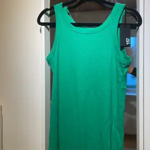 Grön ribbad klänning från lager 157. Oanvönd med lapparna kvar, storlek S. Hör av dig om du har frågor💕
