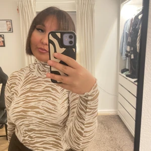 Fest-polotröja - Knappt använd!  Köpt på Lindex för 299, väldigt bra skick och tunn i materialet. 