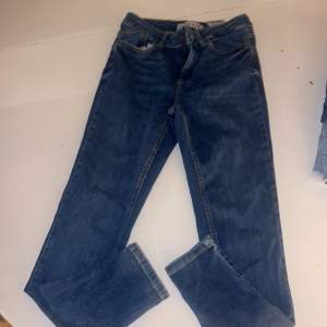 Mörkblå supersnygga jeans med normal midja, stretch tyg men skinny, skit snygga på. 