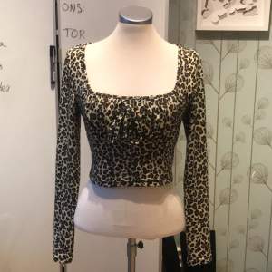 Kort långärmad tröja med leopard tryck köpt på shein, tröjan har lite tjockare material och är väldigt mjuk 