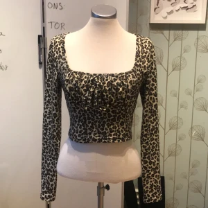 Kort långärmad  - Kort långärmad tröja med leopard tryck köpt på shein, tröjan har lite tjockare material och är väldigt mjuk 