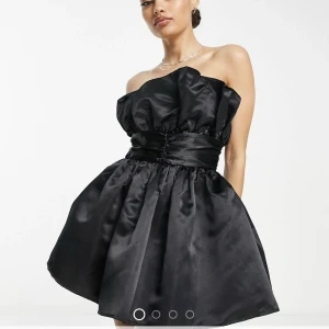 ASOS klänning  - Otroligt fin klänning från asos i storlek 34❤️helt ny med lappar kvar. Slutsåld i storleken🫶🏻