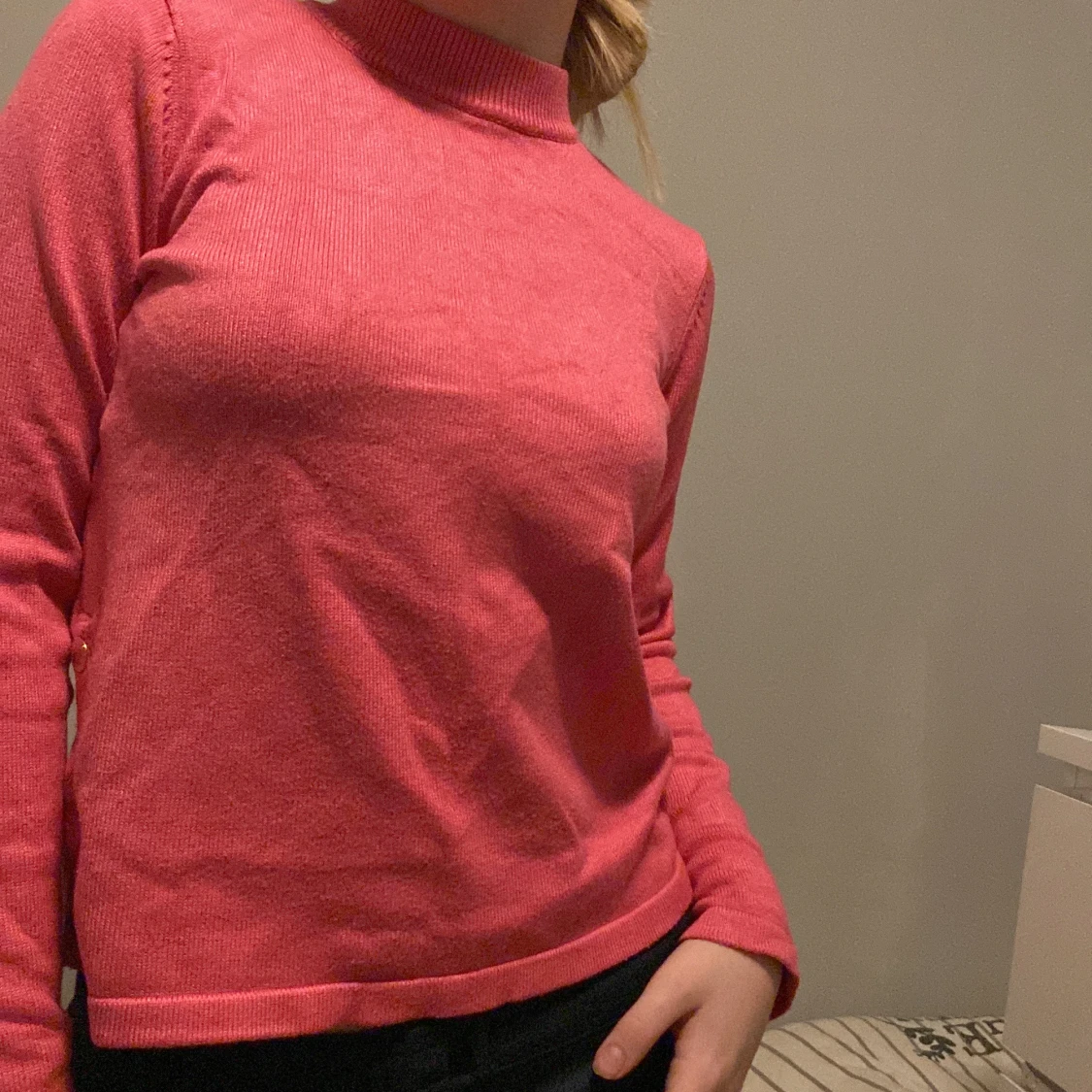 En rosa stickad tröja (guld detalj) - 90