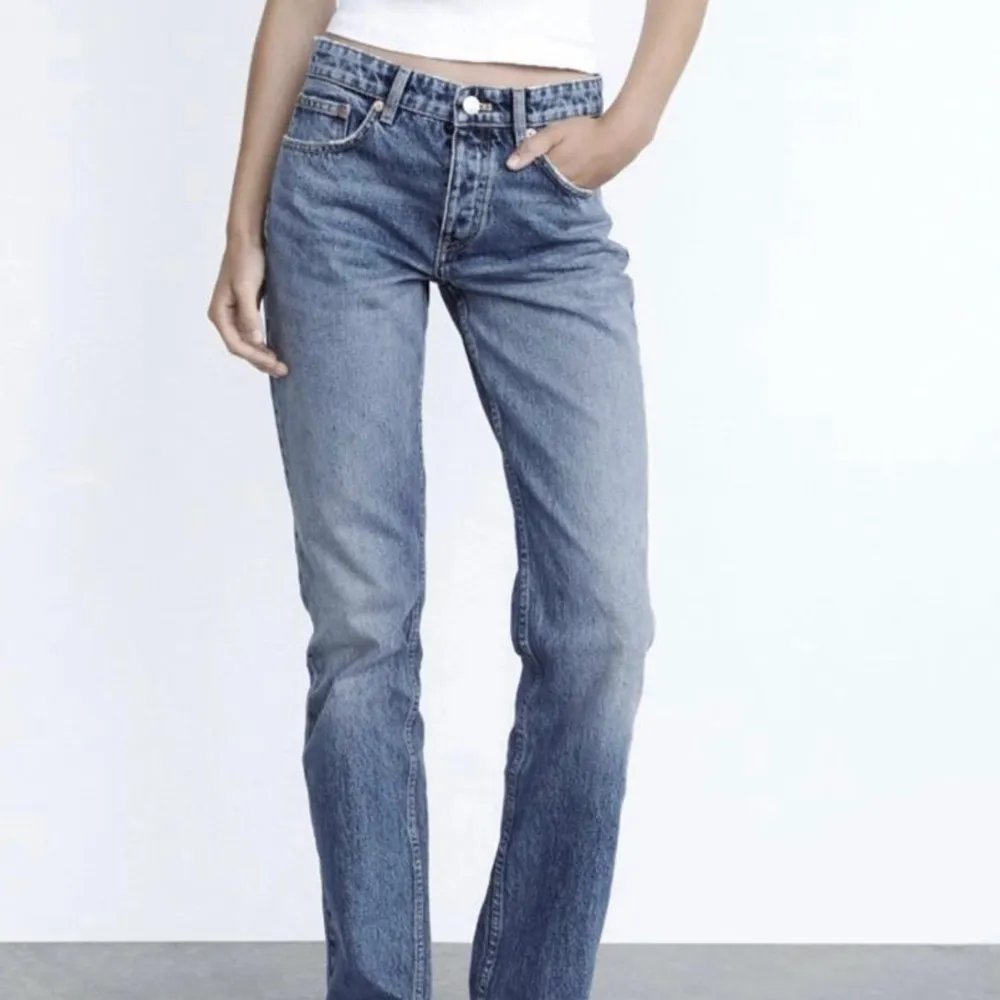 Säljer dessa mid Rise straighta jeansen från zara i strl 36, försmå för mig på bredden men passar någon med 34-36! Fint skick första bild lånad. Jeans & Byxor.