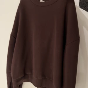 Sweatshirt  - Väldigt skön brun sweatshirt från Gina med väldigt fin passform👕