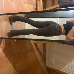 Bruna utsvängda byxor - bruna utsvängda byxor från fira i en storlek M💖 fint skick, har bara använt de ett få tal gånger💕