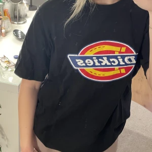 Dickies tshirt - Säljer denna dickies tshirt i svart då den inte kommer till användning längre💕