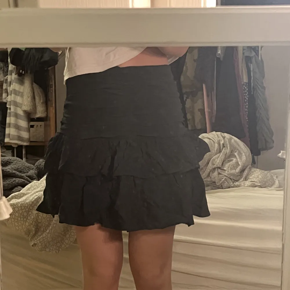 jättefin kjol från zara har endast använt två gånger och köpte för två år sen så tänkte sälja den köpte den för 359 men eftersom de va ett tag sen säljer jag den för 200kr. Kjolar.