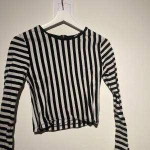 Randig tröja - Tröjan är i bra skick och bara använd ett fåtal gånger