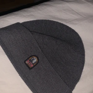 Parajumpers mössa - Knappt använd parajumpersmössa, som nyskick. Hör av er vid intresse 😁