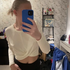 Blus - Säljer kläder pga utresning allt är i fint skick, köparen står för frakten 💙 säljer även en lika dann i annan färg. Använd ca 3 ggr
