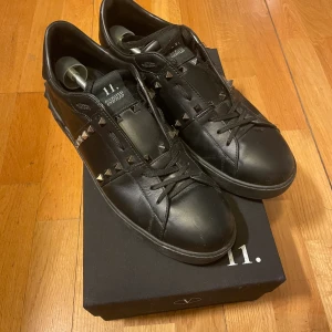 Valentino rockstud sneakers - Inga repor eller liknande. Kvitto och låda finns