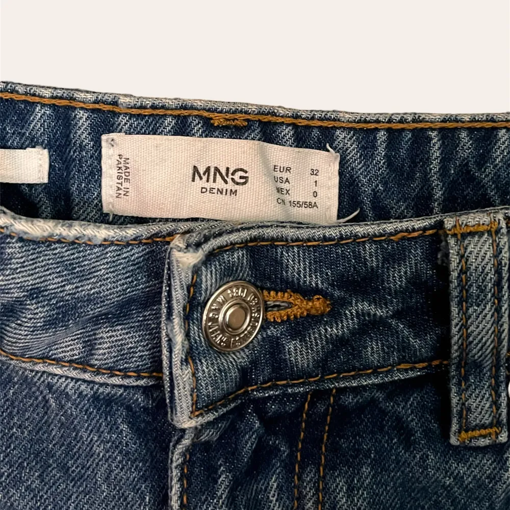straight/vida jeans från mango 💙 - storlek 32, bra skick !! priset går att diskutera, så kom med egna förslag 😇. Jeans & Byxor.