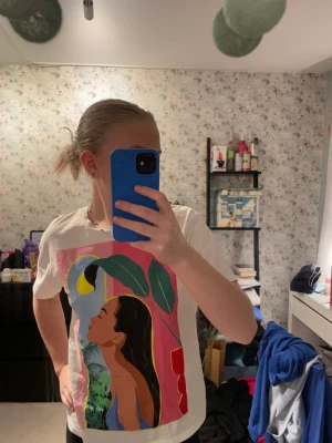 Tröja med tryck från zara - Säljer kläder pga utresning allt är i fint skick, köparen står för frakten 💙använd 1 gång Max, super fin från zara