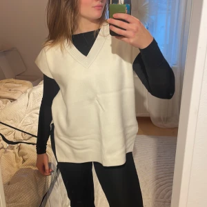 Stickad väst  - Vit stickad väst med slitsar och v-ringning framtill. Osäker på storlek då det inte står något i den, men skulle säga S/M. Använd 2 gånger så den är i nyskick. Hör av dig vid frågor💕