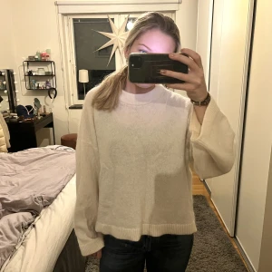 Vit stickad tröja - Mysig stickad tröja! Storleken är M, men skulle säga att tröjan sitter som en S💖