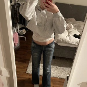 Grå hoodie - Snygg grå hoodie från Gina Tricot, men kommer inte till användning. Jättebra skick. Köpare står för frakt. Skriv privat vid intresse.