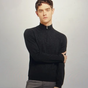 Kashmire pullover - 100% kashmire. Helt oöppnad, ligger fortfarande kvar i paketet. Jag har både skall, medium och large. Gratis frakt