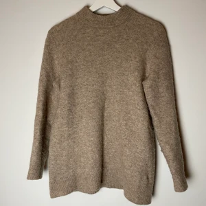 Stickad Arkettröja  - Stickad beige tröja från Arket. Supermjuk med ull. Xs men passar även S