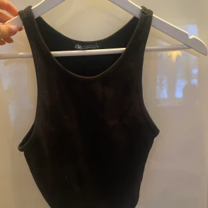 Svart croppat linne  - Gulligt croppat linne från zara använt fåtal gånger!