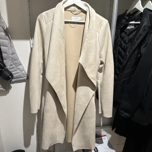 Kappa - Oanvänd kappa från reserved. Storlek 38.