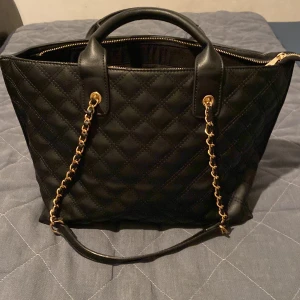 Väska  - Helt ny har inte använt den en enda gång. Köpte den för 815 på rea.