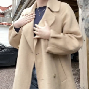 Kappa biege - Biege kappa ursprungligen ifrån zara men köpt här på plick. Fint skick. Förra ägarens bilder. Säljer pga nya jackor. Passar allt från S-L beroende på hur man vill att passformen ska vara❤️
