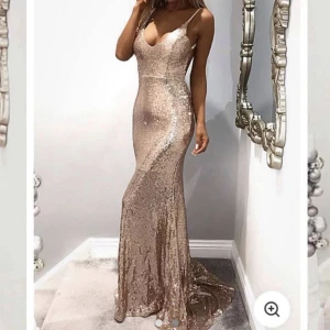 Balklänning - Baklänning i rosé guld, massa fint glitter. Använd en kväll.  