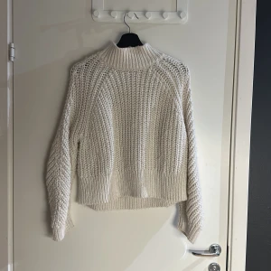 Vit stickad tröja - Bara att skriva om fler bilder eller mått önskas ☺️