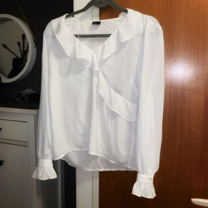 Blus  - En vit fin blus köpt från Gina tricot för 199kr. Säljer för 100kr + frakt. Den är i storlek M/38. Hör av dig ifall du vill ha fler foton! 