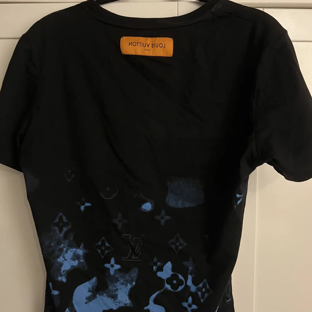 Lv t-shirt Fick den av min kusin  Tags finns kvar Skick 9/10 Äkta. T-shirts.