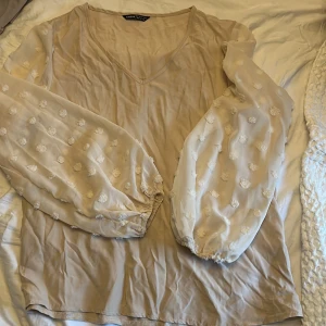 Tröja  - Tunn tröja med fina detaljer på armen. obs tunt tyg på armarna.