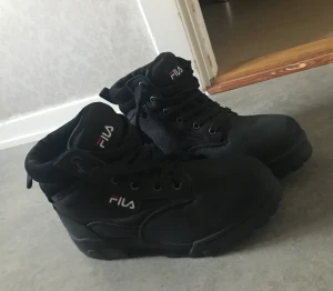 Fila kängor - Ett par nya Fila kängor. Jättefina och sköna. Har aldrig andvänt de. De är bara lite dammiga för att de var  i garderoben i typ 3/4 år 
