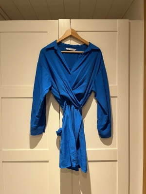 zara klänning 💙 - nästintill nyskick. superfin, klarblå klänning från zara. storlek s. frakt tillkommer 💙 fått så många frågor om denna. försten till kvarn 💙