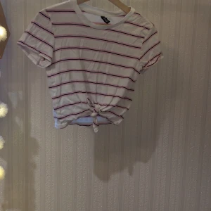 Knyt tröja - Säljer den här super fina t-shirten. Den funkar som träningströja, pyjamaströja och som helt "vanlig" tröja. Skickar inte kan bara mötas upp.