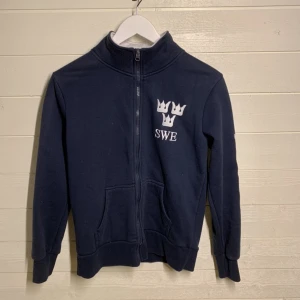 Fin Rosetti tröja - Fin tröja från Rosetti ridning i väldigt fint skick. Enbart använd ett fåtal gånger och passar perfekt för den som älskar ridsport. Fin och elegant ridjacka! 