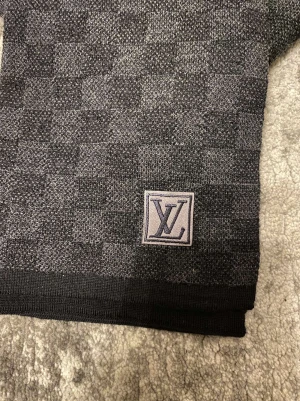 Louis Vuitton halsduk - Halsduken till salu. 1800 inga kvitton. 