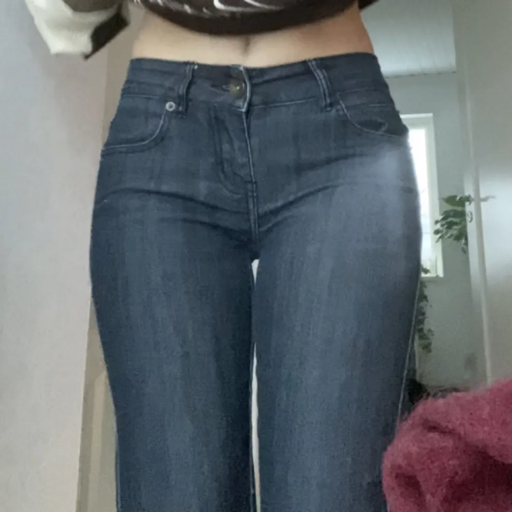 grå-blå low/mid waist jeans! skriv till mig om du har några frågor!!! 💗☺️. Jeans & Byxor.