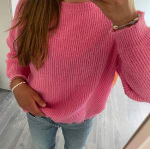Säljer denna trendiga, stickade tröjan i storlek Xs-S, använd fåtal gånger! ⚡️PRIS KAN DISKUTERAS⚡️