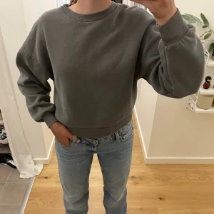 Tjocktröja - Säljer denna fina tjocktröjan från ginatricot i storlek xxs, passar även xs, fint skick! ⚡️PRIS KAN DISKUTERAS⚡️