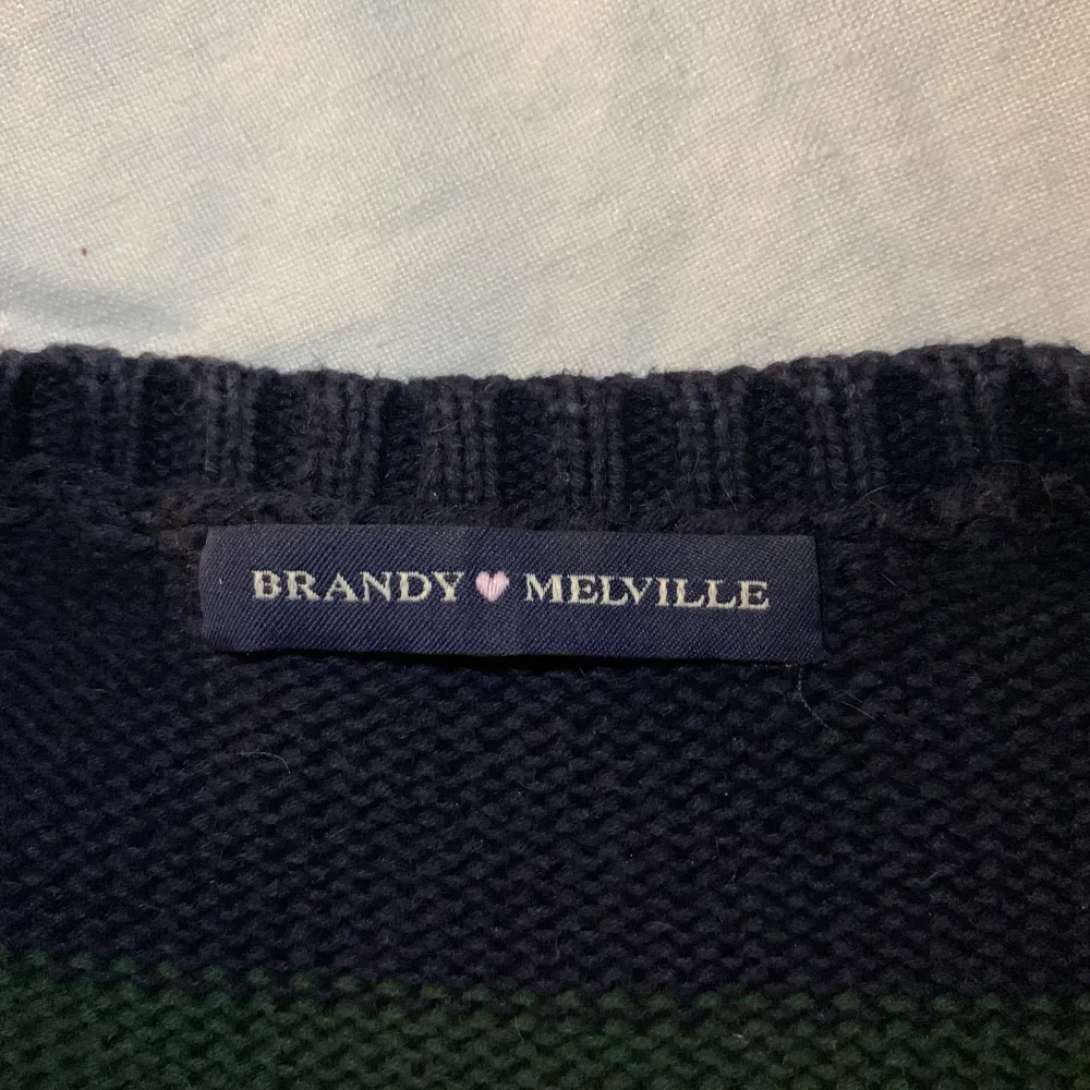 Stickad sweater från Brandy Melville säljer då den inte kommer till användning längre💕första bilden är lånad💕 den är onesize men ganska oversized så skulle säga att den passar XS-M💕 priset är exklusive frakt!! först till kvarn!!. Stickat.